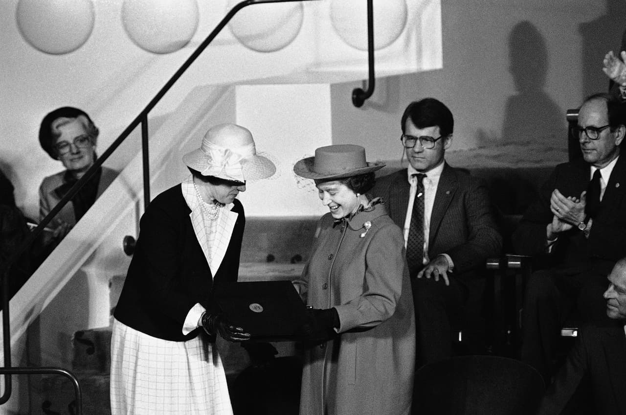 Al día siguiente de su llegada y para dar comienzo a su visita oficial, la reina Isabel II visitó la sala de conciertos Louise M. Davies Symphony Hall, donde junto a su esposo presenció un espectáculo musical y recibió las "Llaves de la ciudad de San Francisco" de parte de la alcaldesa Dianne Feinstein.