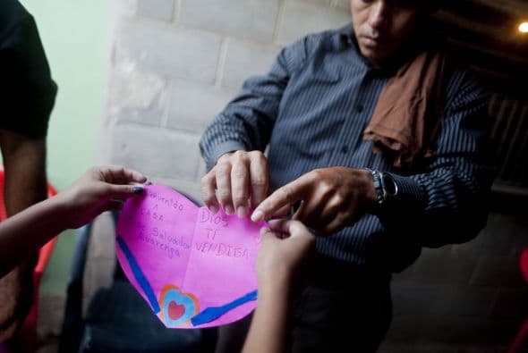 La familia tiene adornada la entrada de la casa con ramas y hojas de palmera, una costumbre en las zonas rurales de El Salvador para las celebraciones importantes.