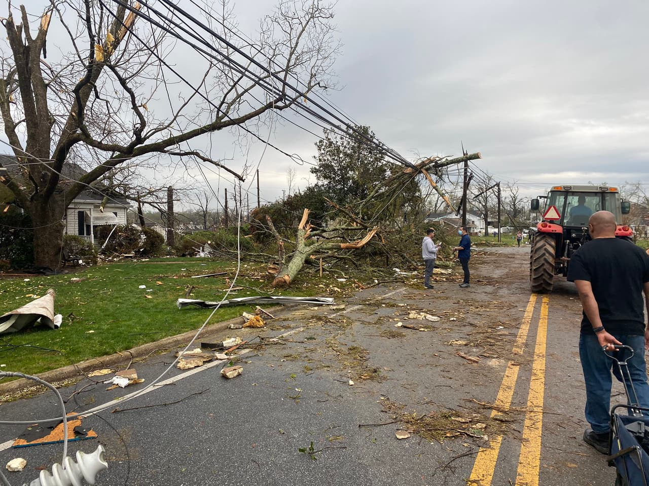 Un tornado cruzó desde Alabama hacia el condado de Coweta alrededor de la medianoche, lo que llevó a los funcionarios locales a declarar una "emergencia de tornado" en Newnan.