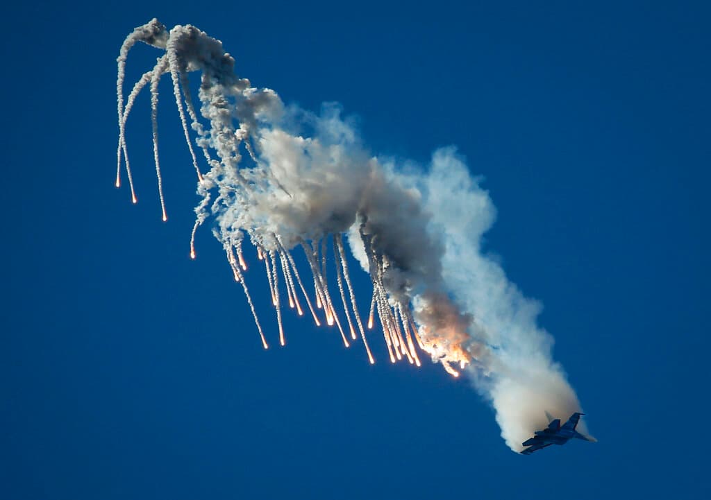 <b>Robert Chamberlain</b>, ex piloto de pruebas de la Fuerza Aérea, murió en un accidente cerca de Tehachapi, California, después de un espectáculo aéreo del 4 de julio a los 63 años. Pilotaba un restaurado 
<b>L-29 Delfin</b>, un jet de militar checo de 1960 que se estrelló durante unas maniobras de baja altitud.