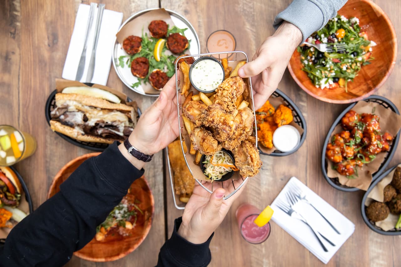 Para la comida, los amantes de la comida encontrarán un menú informal con características como una barra cruda, sándwiches, ensaladas y bocados de temporada. Los servicios de alimentación incluirán almuerzo y cena, además de un menú nocturno posterior. FCM está explorando opciones para la hora feliz y un menú de bocados de bar.