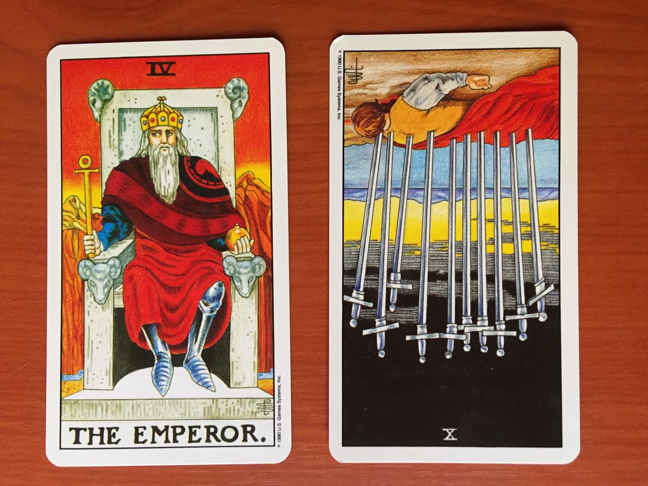 Si de por sí en posición normal el diez de espadas trae una lectura complicada, de manera inversa no ayuda mucho que digamos. Indica un final doloroso también en algún ámbito, pero es algo que debe ocurrir para que haya crecimiento y regeneración.