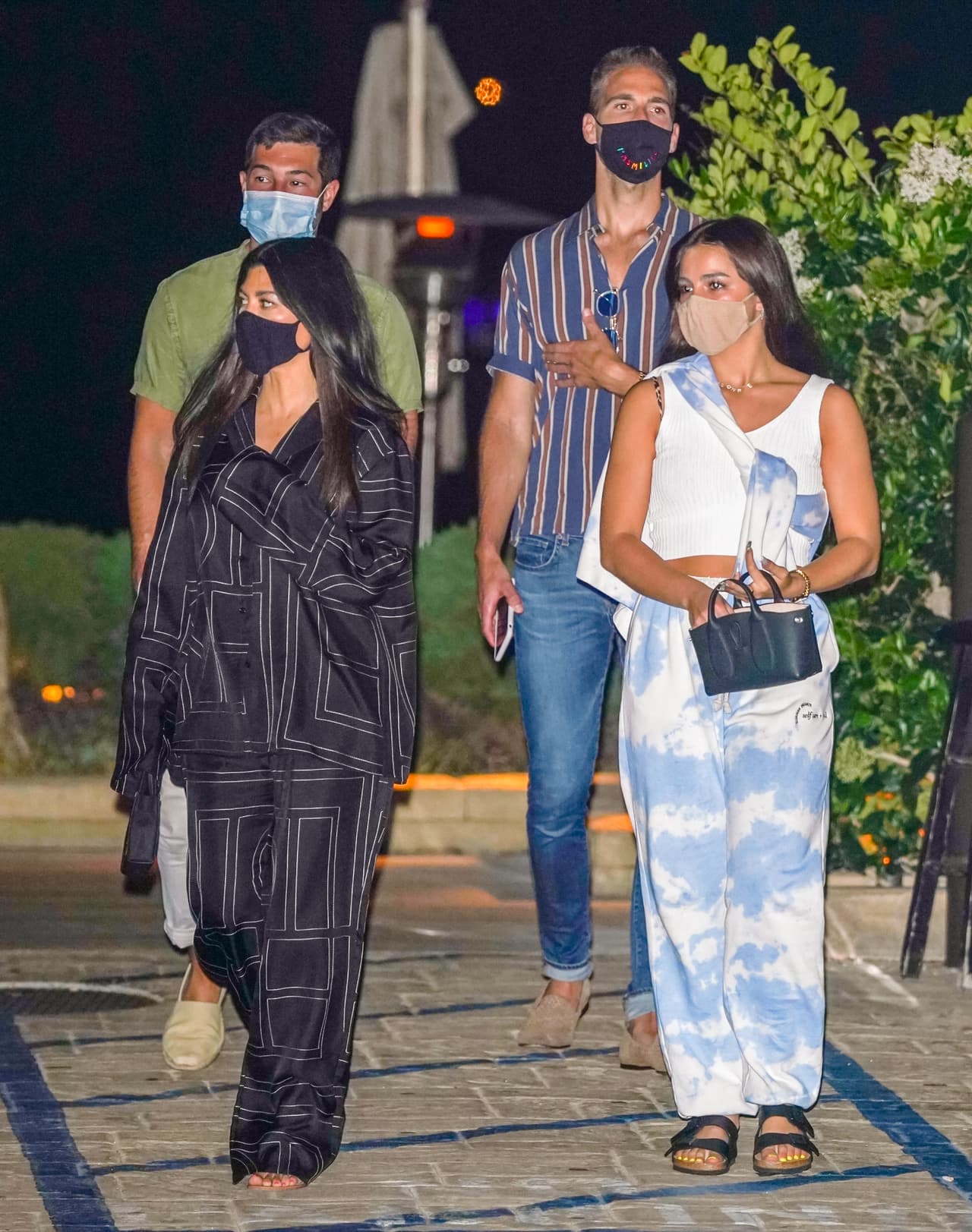 Esa vez también llevó sandalias con cintas, pero se decantó por el pelo suelto. Eligió este vestuario para cenar con sus amigos Addison Rae, Simon Huck y Phil Riportella.