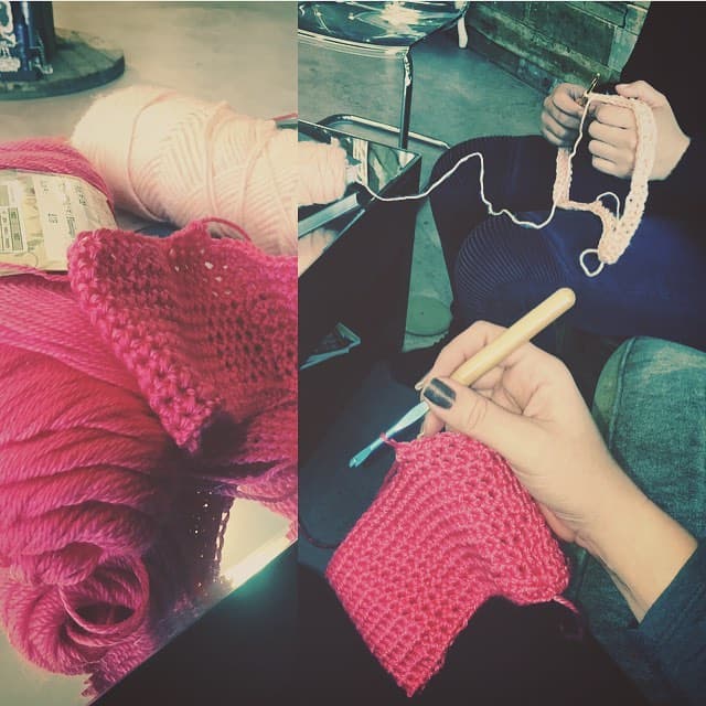 Dos amigas con sede en California, la guionista Krista Suh y la arquitecta Jayna Zweiman, comenzaron a tejer gorros rosados, que pronto empezaron a volverse emblemas de la marcha. El proyecto, que ahora se llama el #PussyHat Project, ha hecho que se agote la lana rosada en algunas ciudades, según han reportado medios locales.