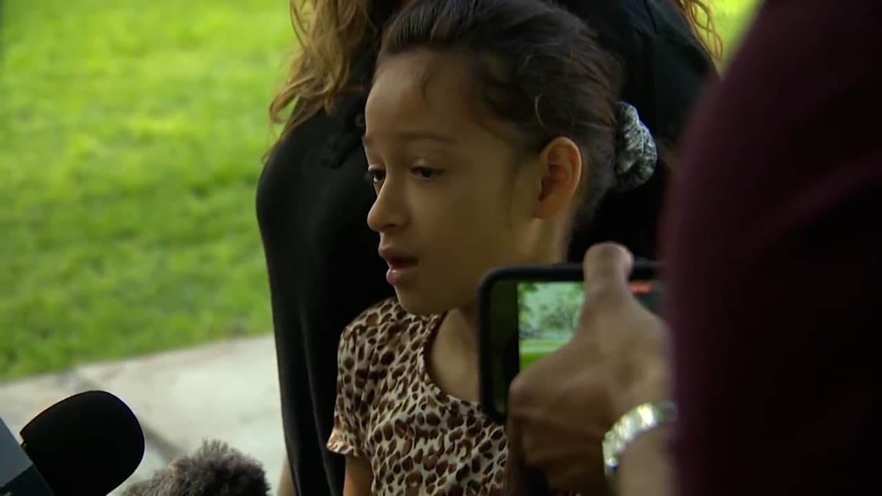 Una estudiante de nueve años de la Escuela Primaria Robb en Uvalde, Texas, dijo a medios de comunicación que todos sus amigos habían muerto durante el tiroteo. 
<a href="https://www.univision.com/noticias/estados-unidos/ultima-hora-uvalde-atacante-amenazaba-violar-mujeres-chats-yubo" target="_blank">Sigue lo último del tiroteo en nuestro blog</a>.