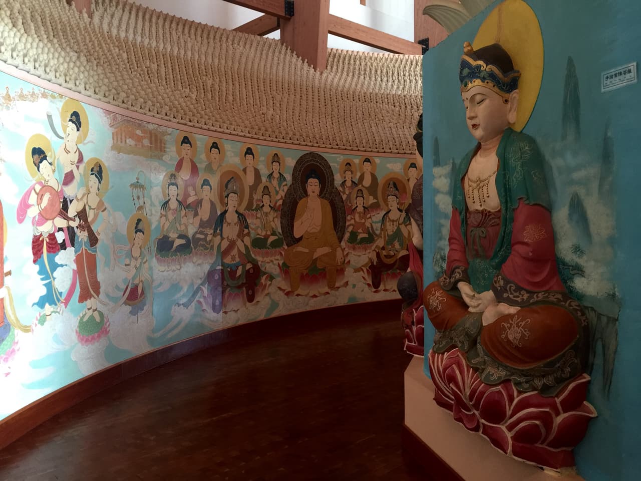 Tiene una biblioteca llamada Woo Ju