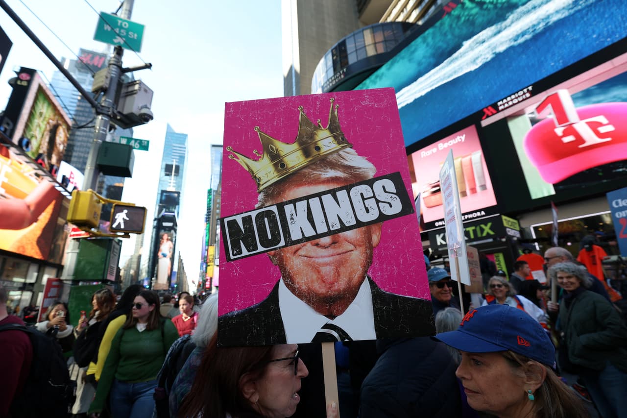 La serie de protestas comenzó el 
<a href="https://www.univision.com/local/washington-dc-wfdc/protestas-washington-dc-no-kings-day-desfile-militar-trump" target="_blank">14 de junio de 2025</a>, coincidiendo con el desfile del 250 aniversario del Ejército de EE. UU. y el cumpleaños de Trump. Desde aquella fecha se han replicado, pero esta, del 
<b>18 de octubre ha sido una de las que más expectativas ha generado por la cantidad de manifestantes que se esperan. </b>
