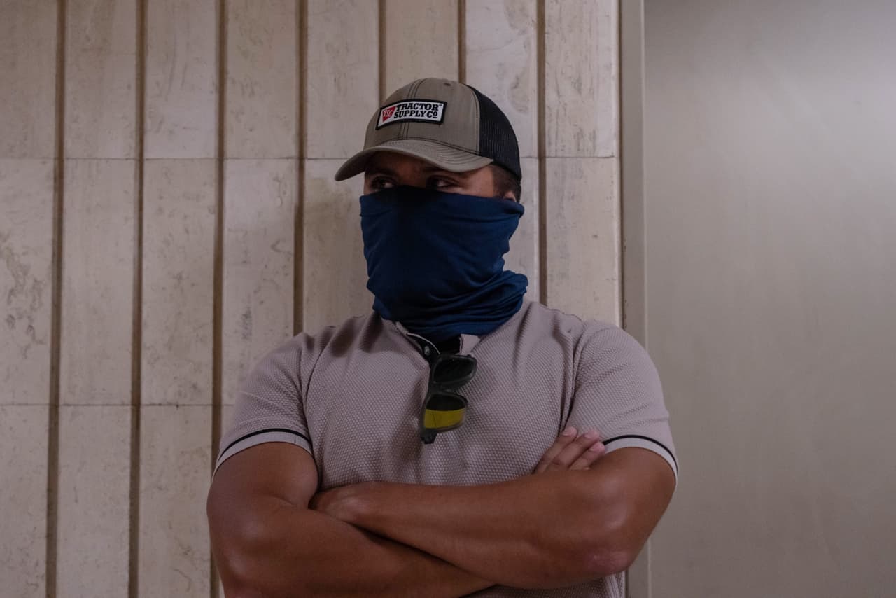 En todo el país hay imágenes de personas con camisas que dicen ICE o HSI. Sin embargo, también hay evidencia de 
<b>gente que dice ser agente de ICE, pero traen puesta ropa de civiles</b> y de tono casual: pantalones, jeans o khakis, camisas de cuadros, camisetas, blusas, entre otras prendas. 
<br>
<br>
<b>Incluso, se tapan la cara.</b> ¿Cómo puede saber una persona que es un agente legítimo?