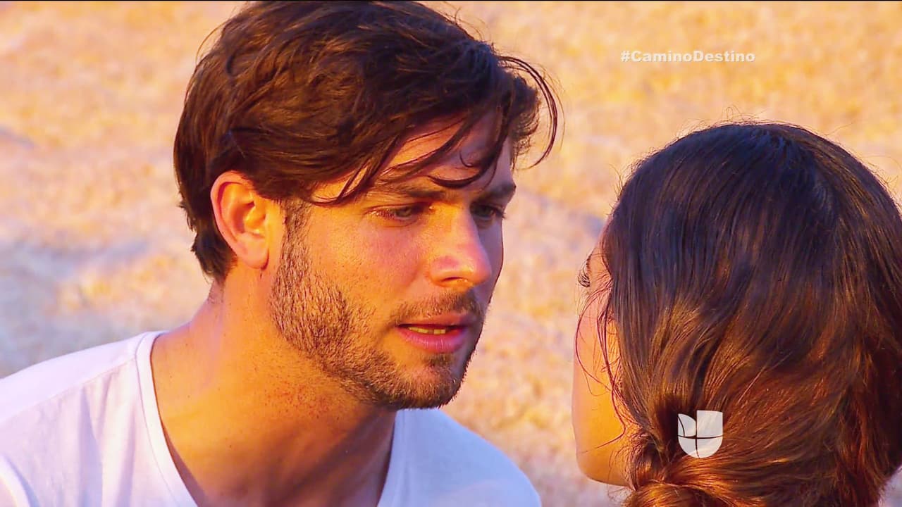 ¡Ayy Fernanda! No te puedes resistir a los encantos de Carlos.