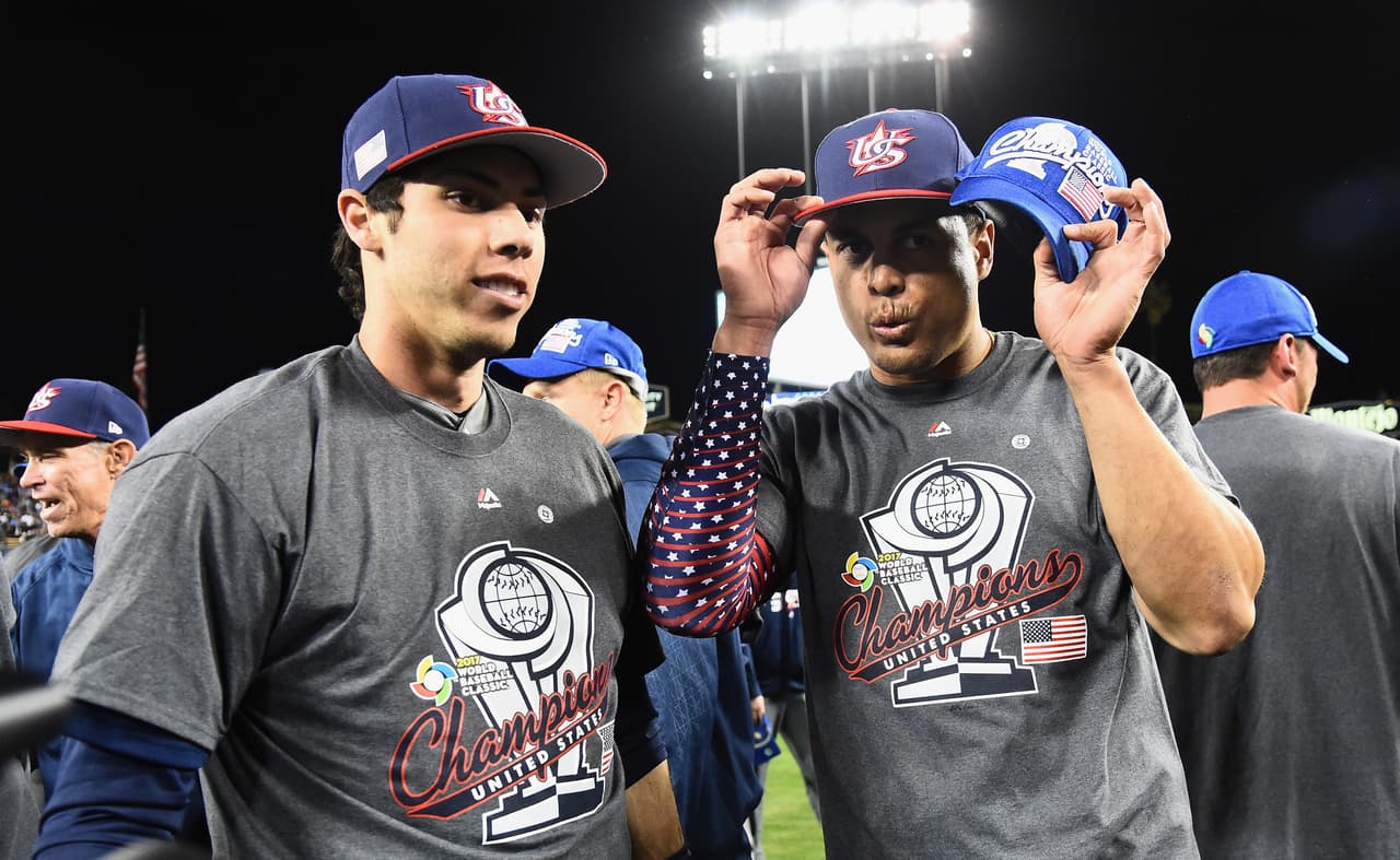 Christian Yellich y Giancarlo Stanton celebran la victoria.