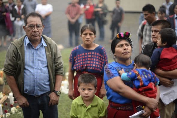 Mientras, afuera del edificio se celebraba una ceremonia religiosa maya a la que asistieron varias decenas de personas.