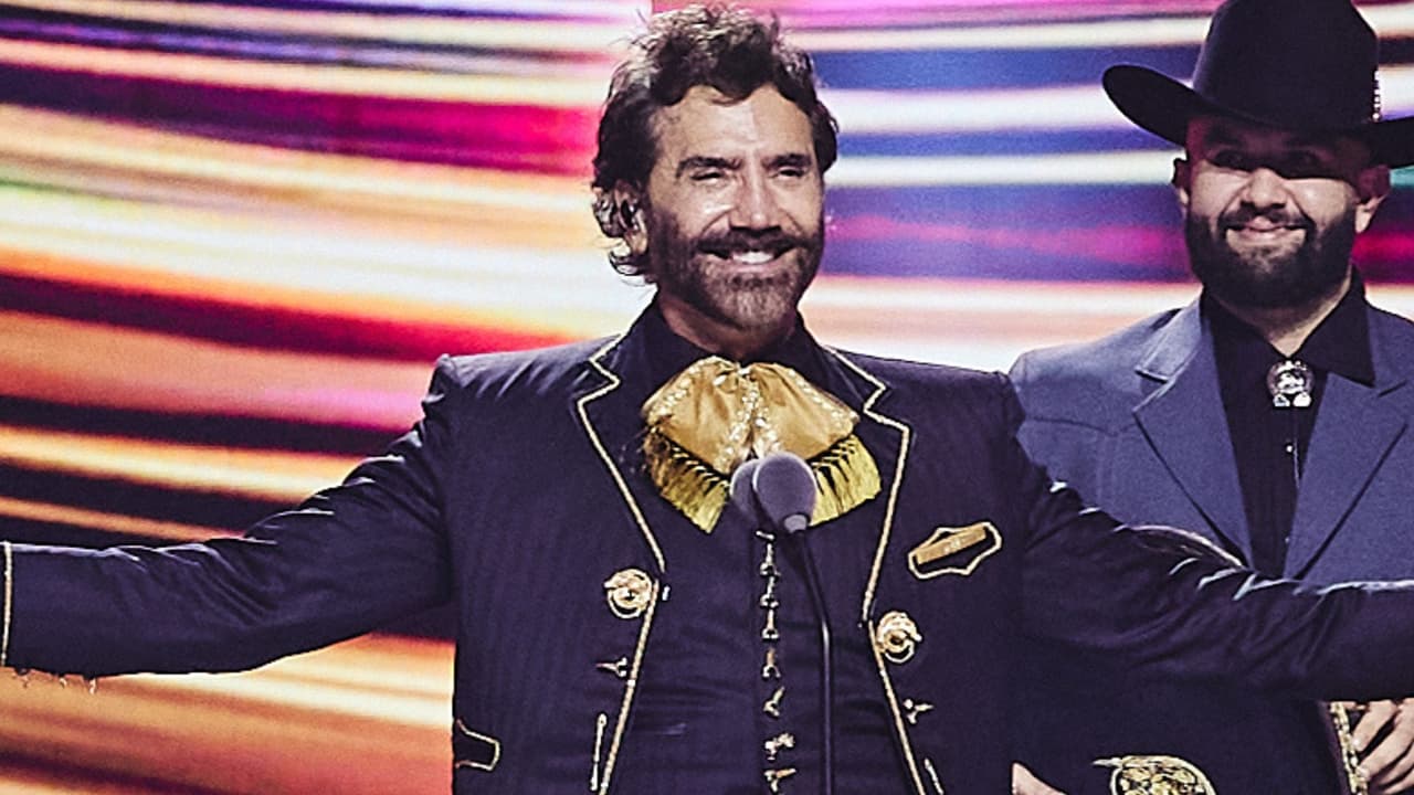 Alejandro Fernández vive un emotivo momento al ser honrado con el Premio Lo Nuestro a la Excelencia