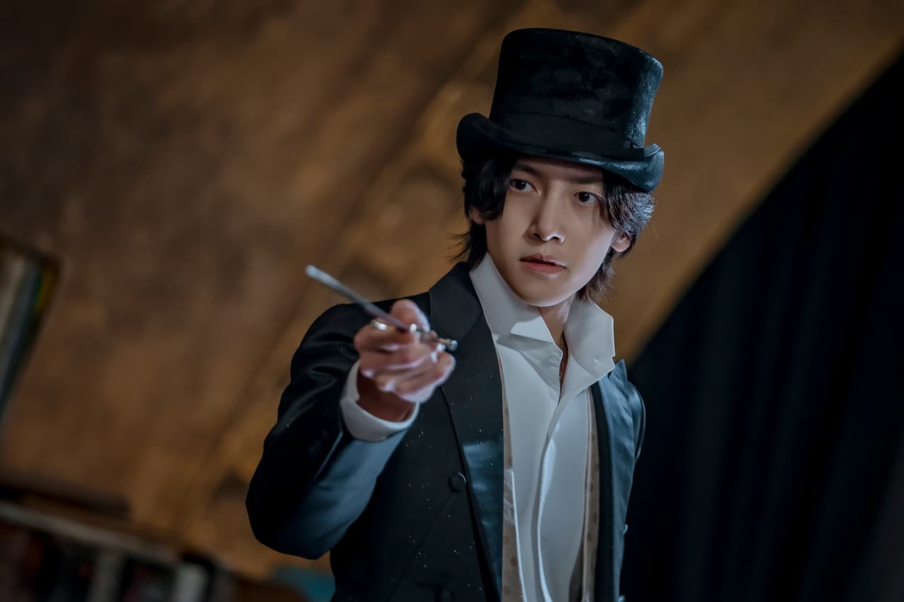 Ji Chang-wook como Lee-eu