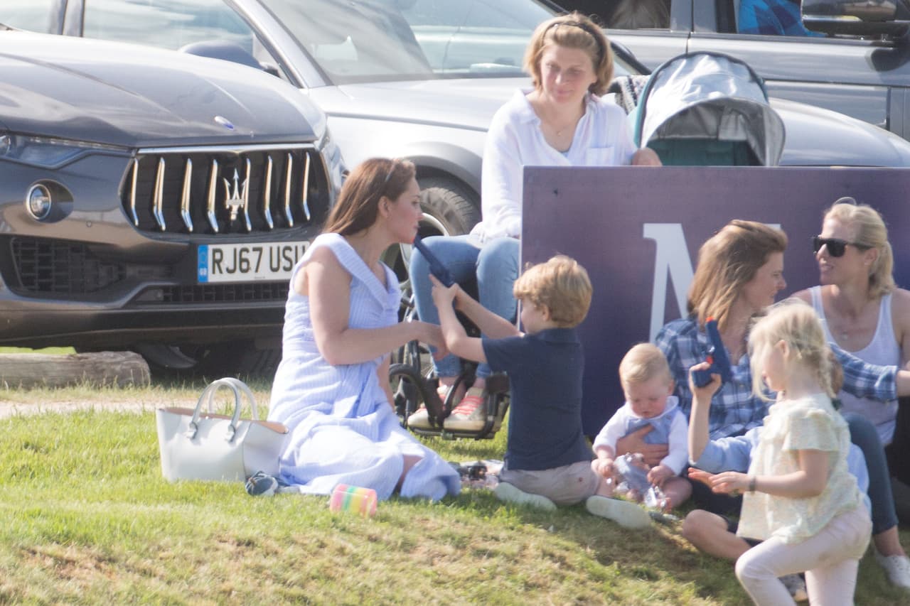 Generó comentarios y críticas este instante, cuando el príncipe George, jugando, apuntó con esta pistola de juguete a la cara de su mamá.