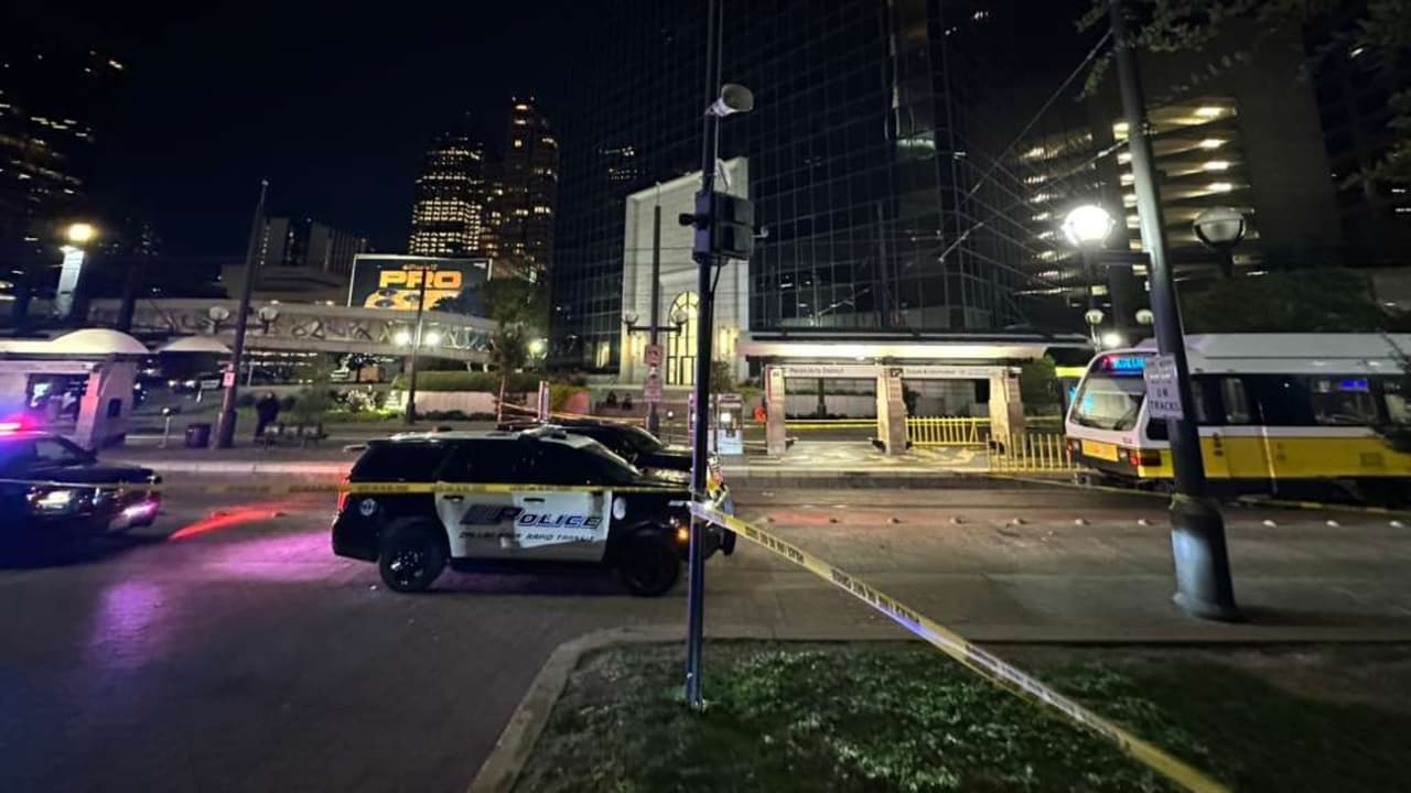 <h3 class="cms-H3-H3">La víctima y la investigación</h3> Hasta este momento 
<b>no se ha dado a conocer el nombre de la persona fallecida ni los posibles motivos del ataque</b>. Detectives analizan videos de seguridad y declaraciones de testigos para identificar al responsable. La descripción del sospechoso se mantiene limitada mientras 
<b>se revisan las cámaras de la estación Pearl/Arts District.</b>