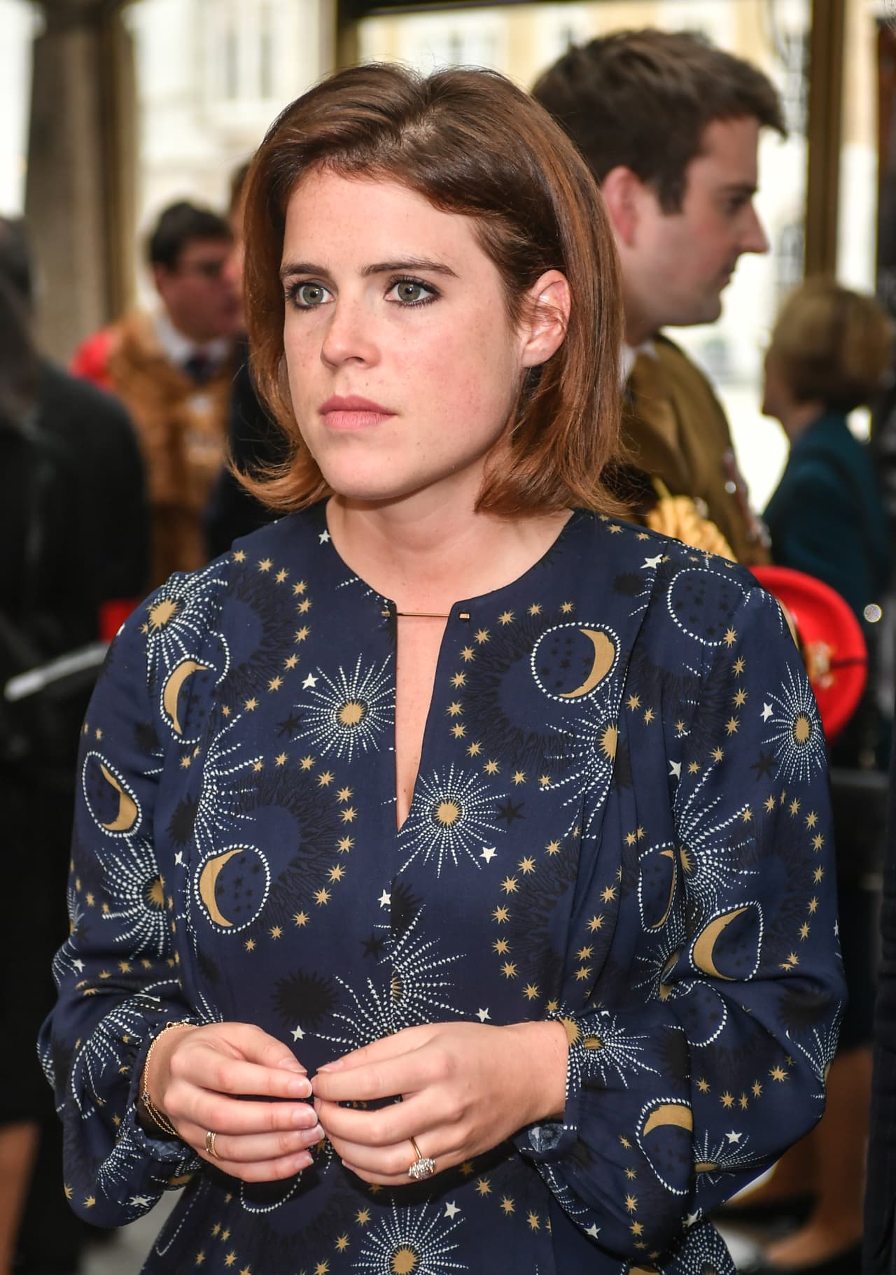 Eugenie trabaja como codirectora en una galería de arte de Londres y no recibe dinero del erario británico, así que ella misma es responsable de sus elecciones de moda.