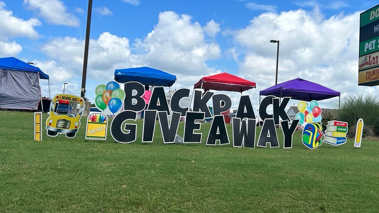 Round Room estará regalando mochilas GRATIS por valor de $3 millones en su 12º evento anual “School Rocks Backpack Giveaway”. El evento será el 
<b>domingo 28 de julio</b> de 2024 a partir de la 1:00 p.m. en las siguientes ubicaciones:
<br>
<ul>
 <li>3655 W Anthem Way Ste C109, Anthem</li>
 <li>3111 W Chandler Blvd Ste 1216, Chandler</li>
 <li>875 S Main St, Cottonwood</li>
 <li>1800 S Milton Rd Ste 400, Flagstaff</li>
 <li>4650 N US Highway 89 Ste B26, Flagstaff</li>
 <li>4429 N US Highway 89, Flagstaff</li>
 <li>2150 E Williams Field Rd Ste 110, Gilbert</li>
 <li>20211 N 67th Ave Ste B1, Glendale (CLEAR BACKPACKS)</li>
 <li>401 N Beeline Hwy, Payson</li>
 <li>1781 E State Route 69 Ste 19, Prescott</li>
 <li>150 E Sheldon St Ste D1113, Prescott</li>
 <li>3292 Glassford Hill Rd Ste D-01, Prescott Valley</li>
 <li>8980 E Talking Stick Way Ste D-6, Scottsdale</li>
 <li>32415 N Scottsdale Rd Spc B5-101, Scottsdale</li>
 <li>23143 N Scottsdale Rd Ste 105, Scottsdale</li>
 <li>15807 N Frank Llyod Wright Blvd Ste 100, Scottsdale</li>
 <li>15807 N Frank Lloyd Wright Blvd Ste 100, Scottsdale</li>
 <li>10001 W Bell Rd Ste 154, Sun City</li>
</ul>