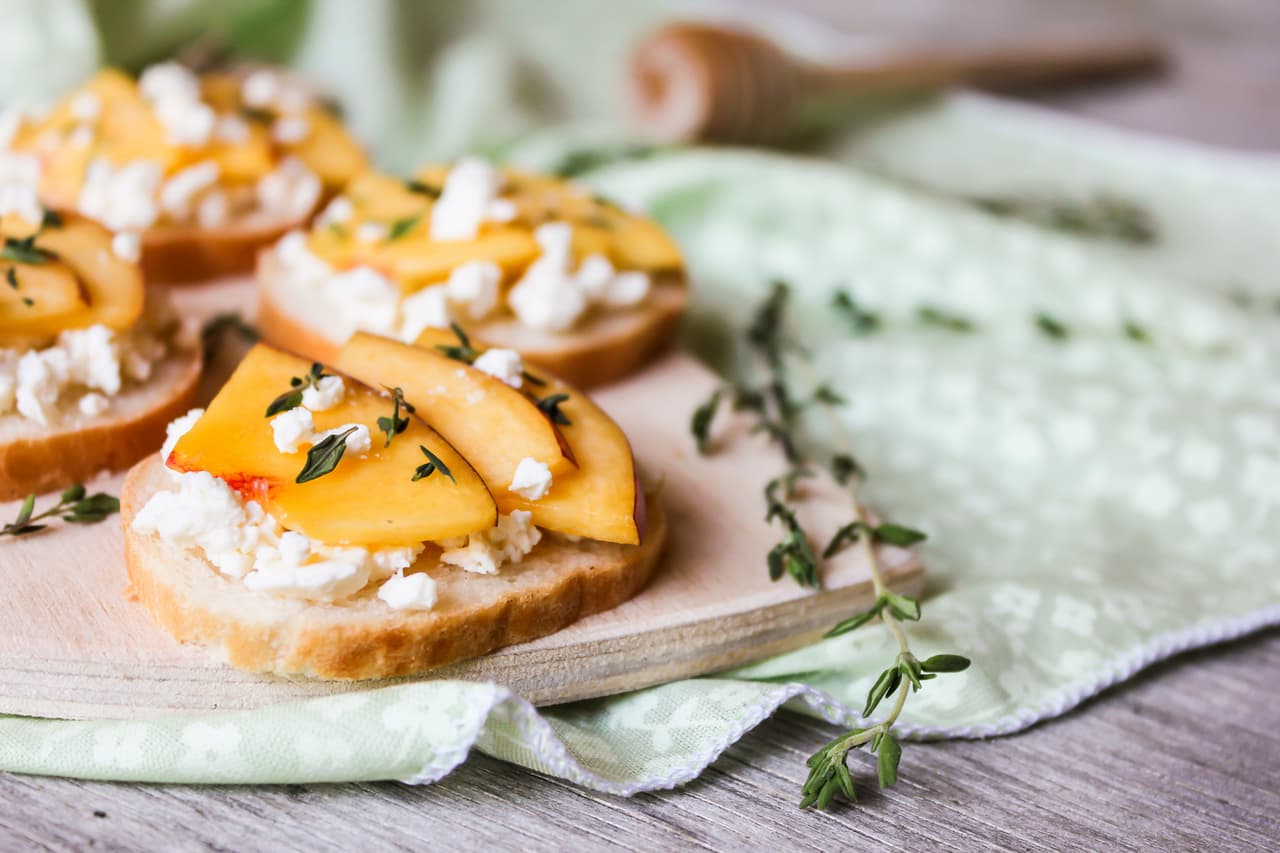 <b>Sándwich de durazno:</b> algunas frutas pueden darle un giro de tuerca a platos salados. Estos duraznos funcionan muy bien (cuando no están muy maduros) para acompañar a quesos como el ricotta o el manchego curado, con un toque de miel y especias como el romero.