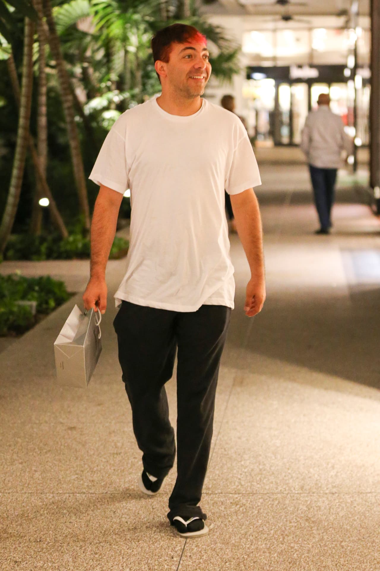 Parece que a Cristian no le molesta tener barriguita, por eso va feliz a todos lados.