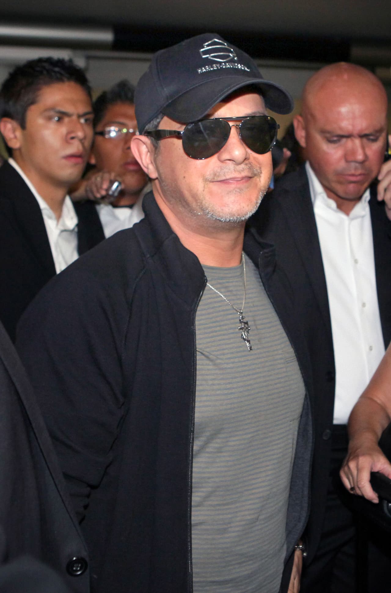 Aún así Alejandro siempre va por todos lados muy quitado de la pena. ¡No le importan las críticas!