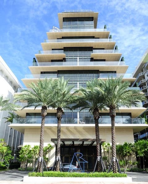 El apartamento estaría ubicado en la lujosa torre de condominios Artesurfside, según medios nacionales como el Wall Street Journal o la revista Arquitectural Digest.