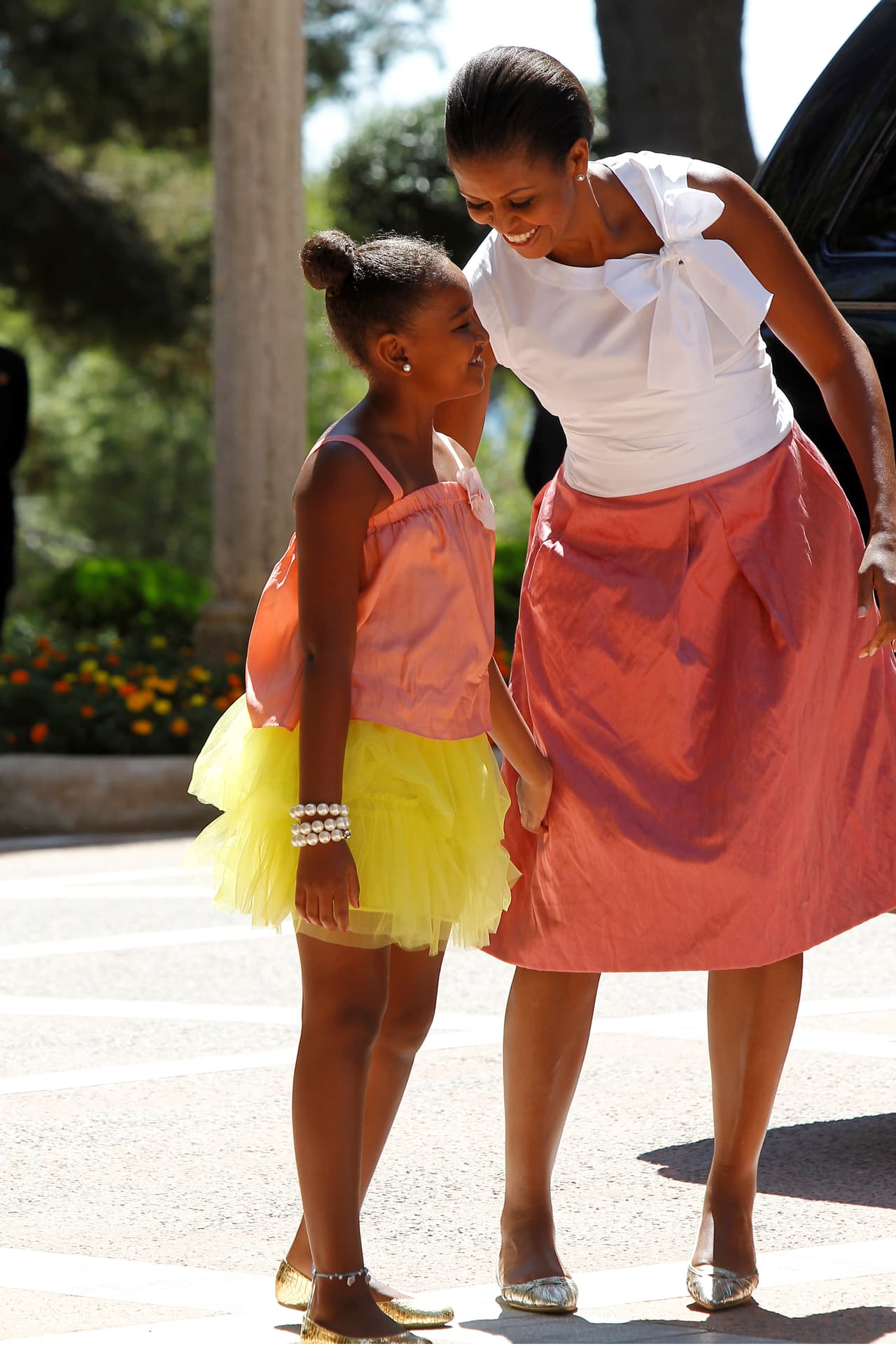 Aquí, ajusta el vestido de Sasha Obama antes de saludar al Rey Juan Carlos, en 2010.