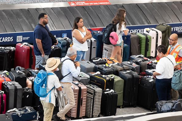 ATLANTA, GEORGIA - 22 DE JULIO: Pasajeros de Delta Airlines hacen fila para recibir asistencia de un agente en el Aeropuerto Internacional Hartsfield-Jackson de Atlanta el 22 de julio de 2024 en Atlanta, Georgia. Delta Airlines canceló más de 700 vuelos el lunes debido a la actualización del software Crowdstrike, lo que representa más de la mitad de las cancelaciones de vuelos en los EE. UU. (Foto de Jessica McGowan/Getty Images)