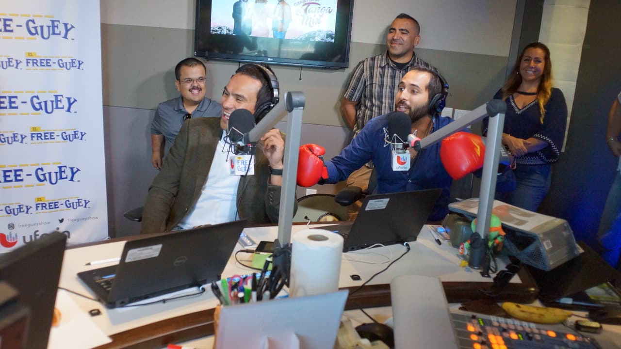 Juan Manuel Márquez llegó al Free-guey show con guante en mano.