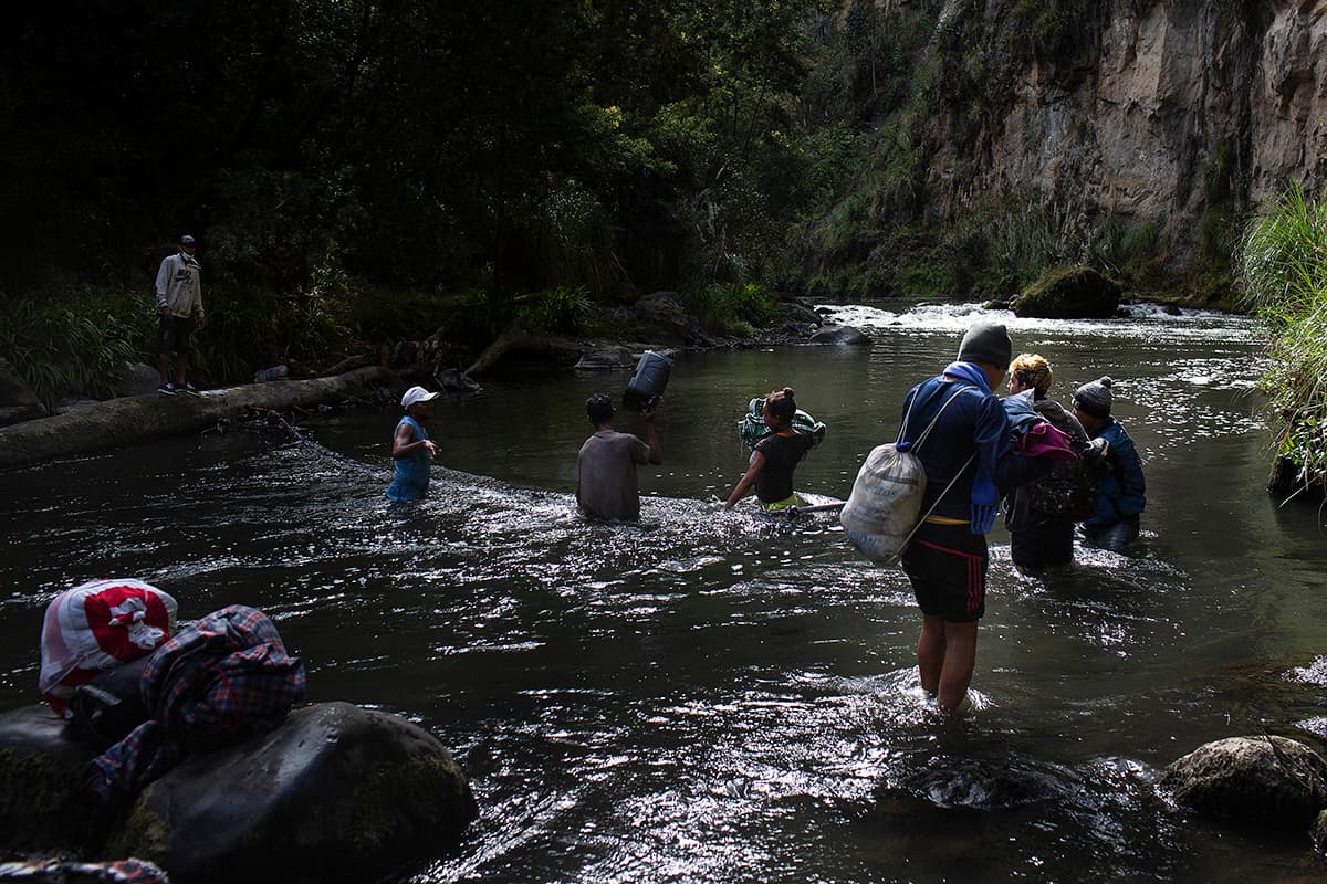 Los venezolanos no conocen las partes profundas del río y convierten las cobijas, que antes les cubrieron del frío, en cabos para cruzar de una orilla a otra. 
<br>