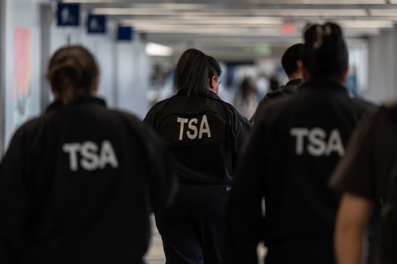 Empleados de TSA recibirán pago: Trump ordena uso de recursos por “situación de emergencia”