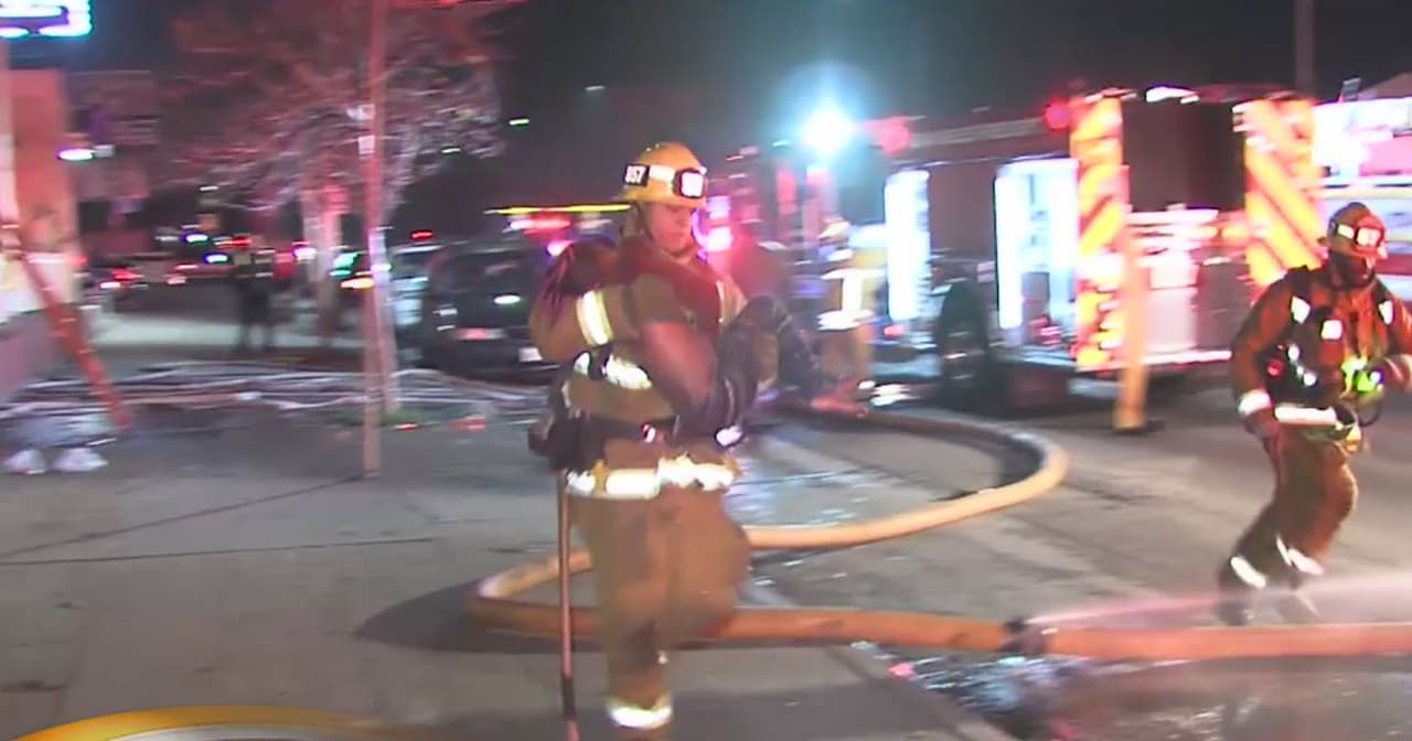 Bomberos rescataron a cuatro niños de un voraz incendio en el sur de Los Ángeles