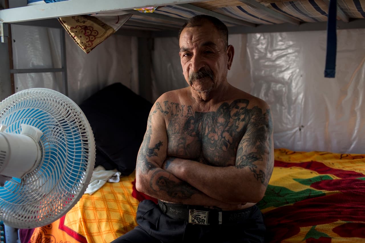 Juan Parras, migrante mexicano, posa para una fotografía en el dormitorio del refugio “Senda de Vida”, en Reynosa, México. Fue deportado hace un año de California donde dejó tres hijos. Ahora planea regresar con su familia. “México no pagará por el muro” afirmó. 22 de Marzo de 2017.