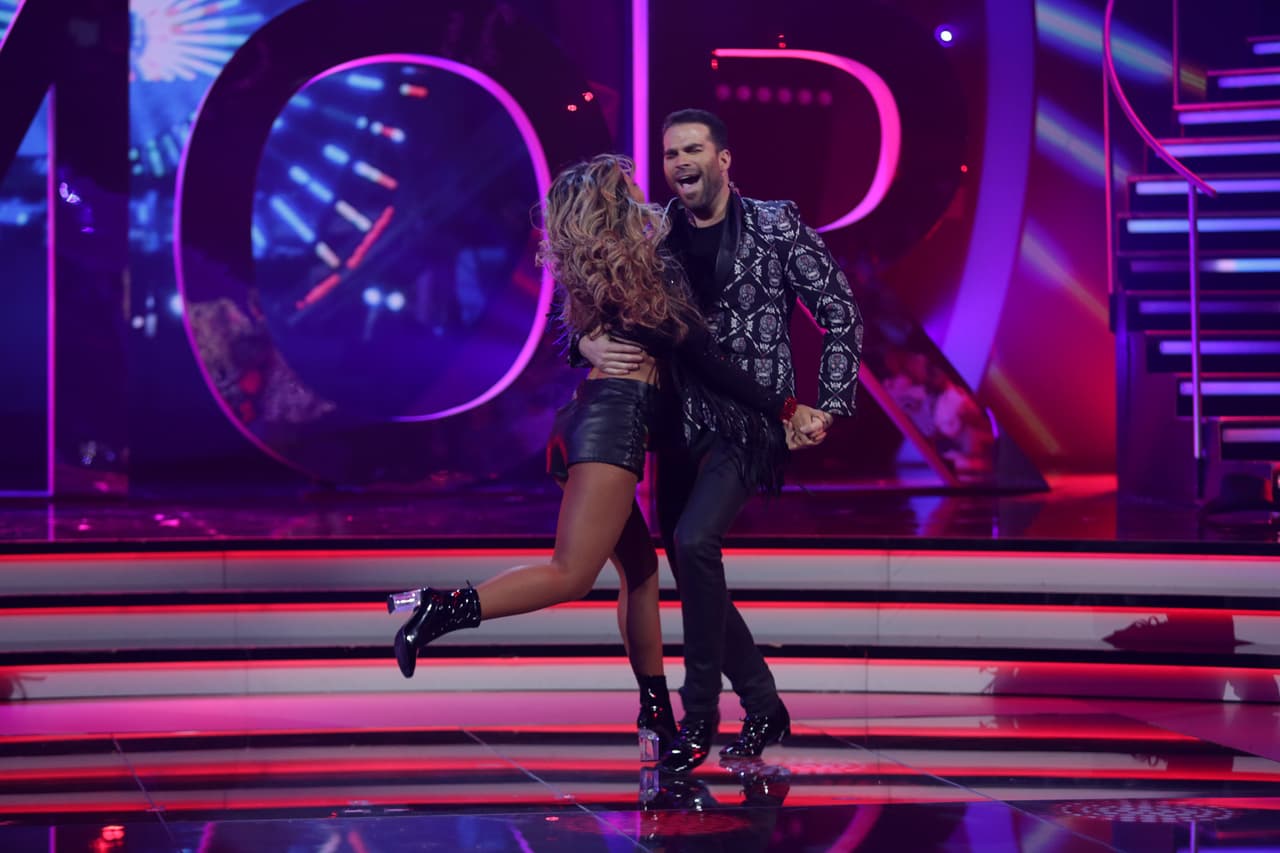 Nones bailó un regional mexicano con la canción 'Por ser bonita'.