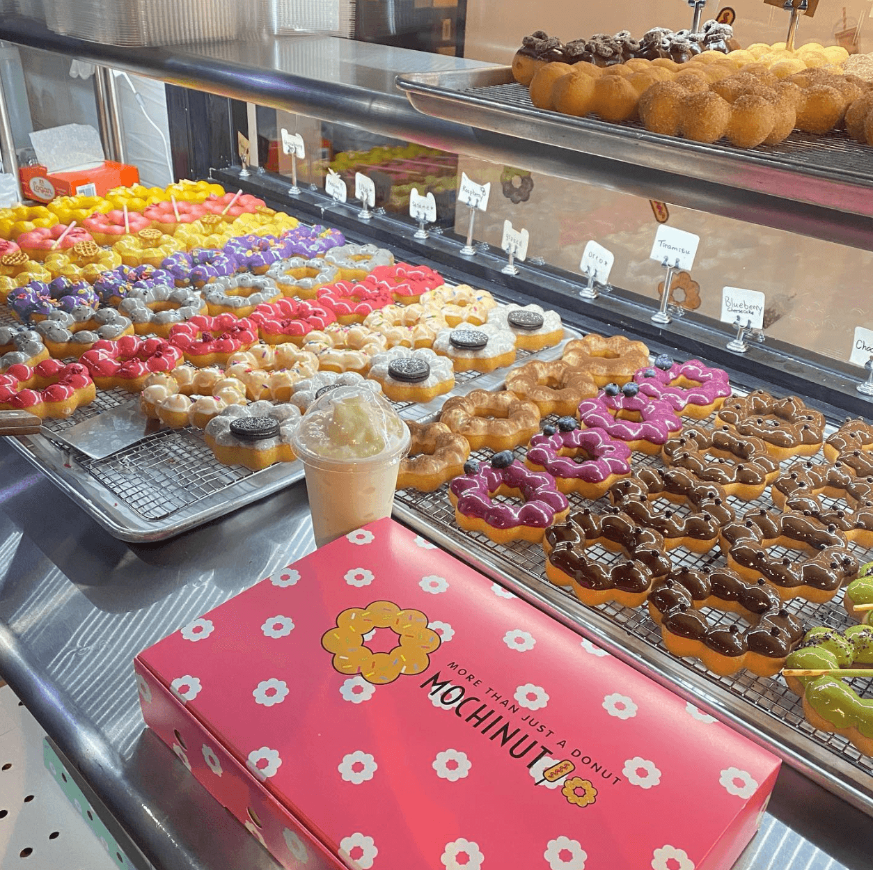 <b>Mochinut Donuts (sucursal Chesnut Street)</b>
<br>Sitio web: https://www.mochinut.com/
<br>
<br>Compra una caja de donas y te llevarás sin costo un smoothie de fruta de la pasión.