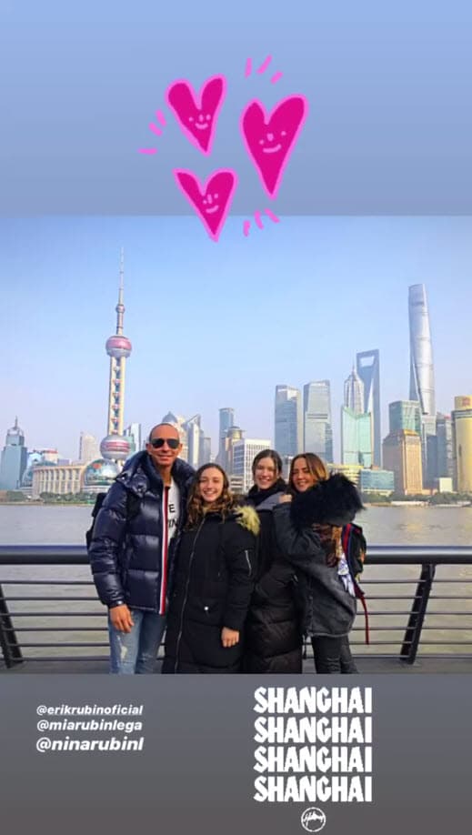 Han pasado cuatro meses de que surgió la polémica y, ahora, la actriz de 48 años se encuentra
<b><a href="https://www.univision.com/famosos/la-navidad-ya-llego-a-la-casa-de-muchos-famosos-y-con-estas-fotos-nos-muestran-su-espiritu-decembrino-fotos">cerrando el año cumpliendo sueños</a></b> en un viaje familiar.
<br>