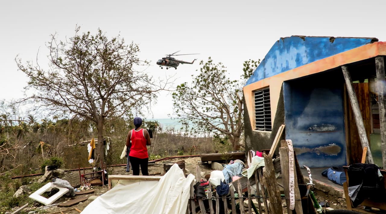 Un helicóptero de Defensa Civil sobrevuela las zonas afectadas por el huracán Matthew en Baracoa