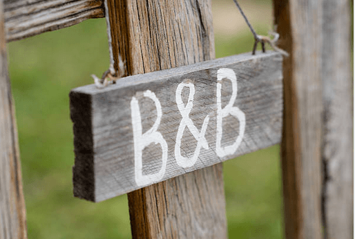 Los hoteles o alojamientos de varias unidades con zonas comunes (por ejemplo, los 'bed and breakfasts'), visitar la casa de un familiar o amigo no vacunado o alquilar o alojarse en una casa o cabaña (por ejemplo, un alquiler de vacaciones) con personas que no están vacunadas o que no pertenecen a tu hogar son opciones con riesgo. Hay que 
<b>evitar compartir espacios con muchas personas o compartir los baños</b> (por ejemplo, un albergue de tipo dormitorio).