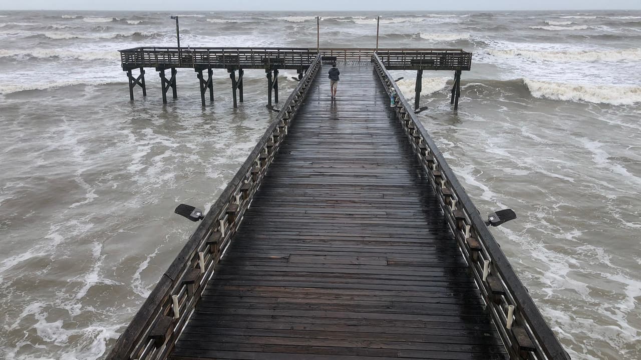 <a href="https://www.univision.com/local/houston-kxln/nicholas-houston-tormenta-tropical-escuelas">Distritos escolares, como el de Galveston,</a> ordenaron suspender sus clases el martes como medida de precaución.