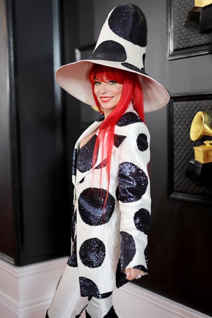<h2 class="cms-H2-H2">Shania Twain</h2>
<br>El traje de la cantante canadiense fue una mezcla de glamour y originalidad. Lo más llamativo fue el gran sombrero, que contrasta a la perfección con su melena pelirroja.