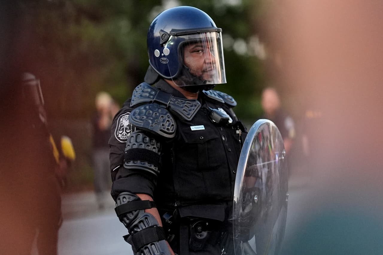 <i><a href="https://www.11alive.com/article/news/local/protests/buford-highway-protests-immigration-demonstrations-brookhaven/85-a37954cc-e2e3-441f-a6a3-49b70f8ac629" target="_blank">11Alive</a></i>
<a href="https://www.11alive.com/article/news/local/protests/buford-highway-protests-immigration-demonstrations-brookhaven/85-a37954cc-e2e3-441f-a6a3-49b70f8ac629" target="_blank"> reportó </a>que el teniente Jake Kissel, de la Policía de Brookhaven, dijo que los agentes habían tenido pláticas con los organizadores y
<b> les indicaron que debían retirarse a eso de las 9:30 p.m. </b>
<br>
<br>A las 9:00 p.m. comenzaron a decirle a las personas que 
<b>debían irse antes de esa hora</b> y que quien permaneciera sería considerado como en 
<b>una “reunión ilegal”.</b>