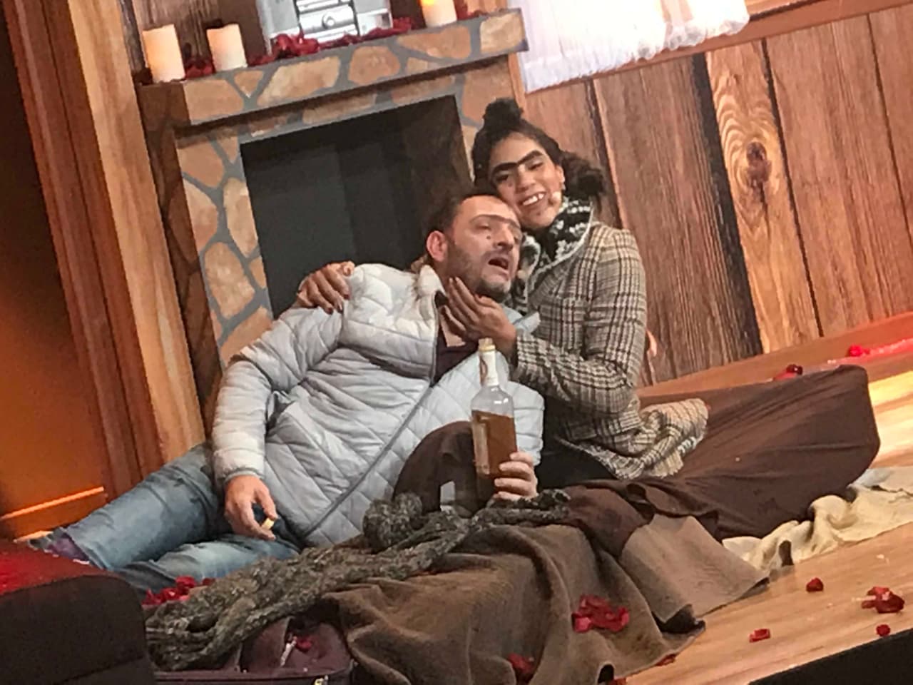 Había llegado la hora del primer escenario inclinado. 
<a href="https://www.univision.com/shows/me-caigo-de-risa/mela-y-su-media-naranja-celebran-al-amor-con-una-velada-en-la-nieve-video" target="_blank">Mela y Ricardo fueron los protagonistas</a>.