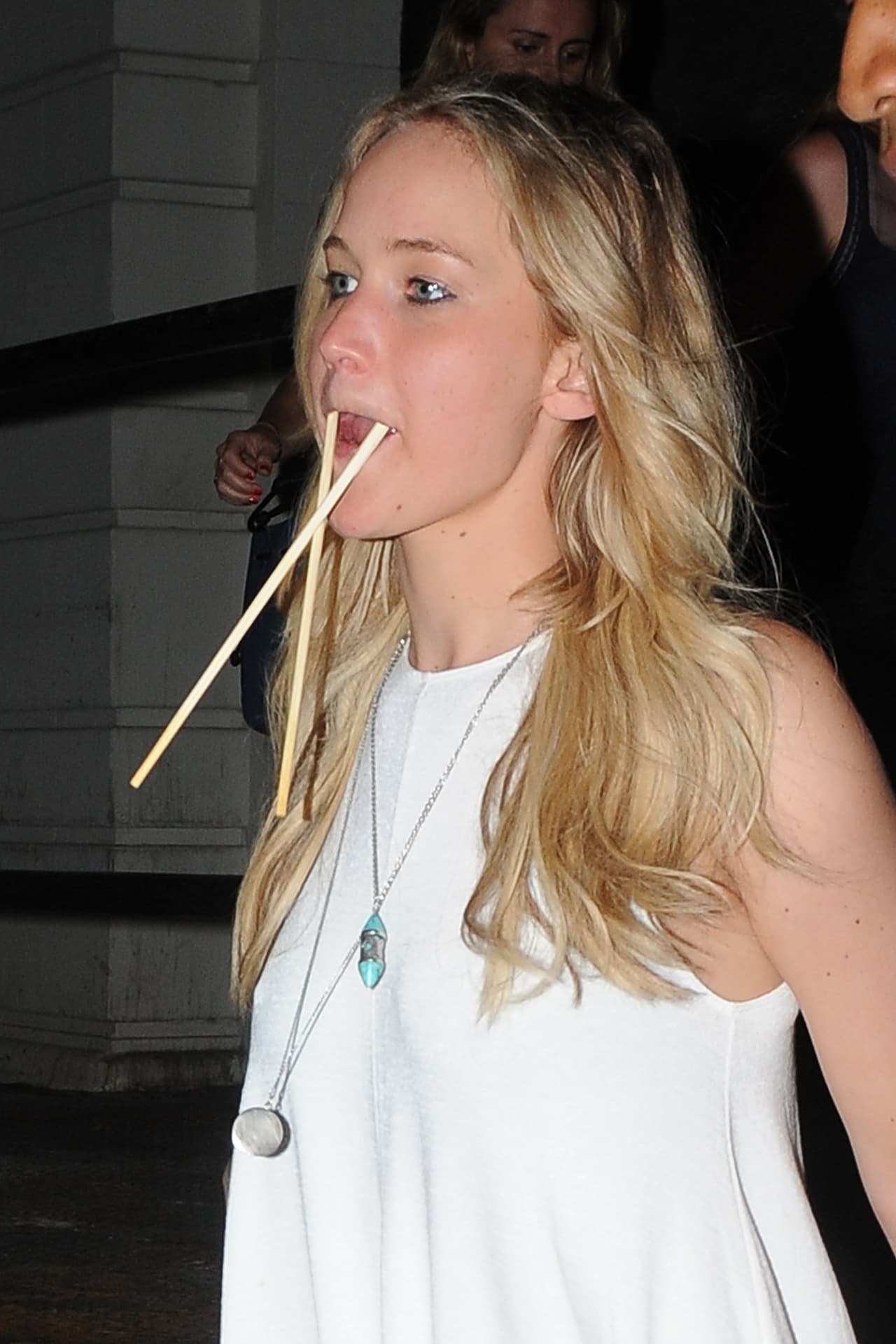 La actriz se divirtió haciendo gestos y bailando para los fotógrafos.