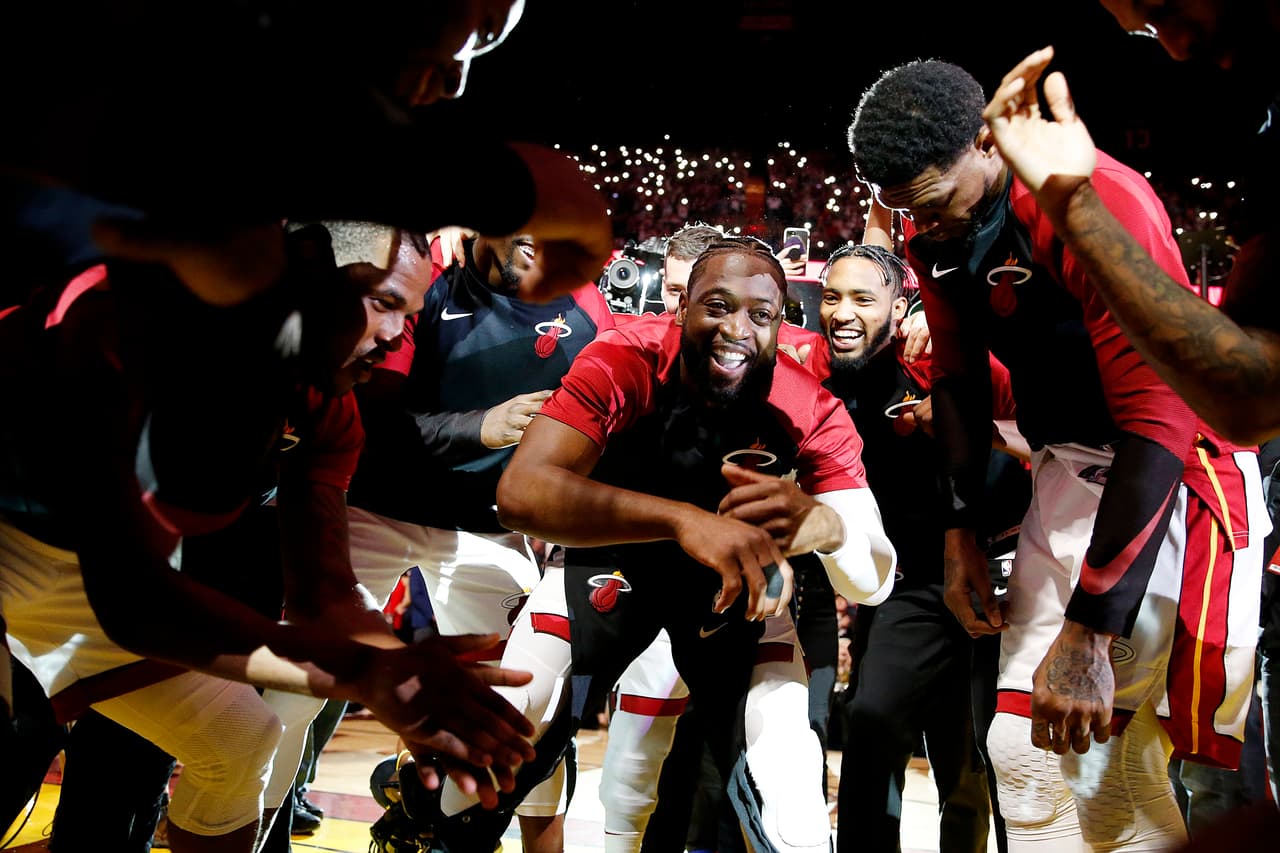 Dwyane Wade celebra con sus compañeros de equipo antes del juego entre los Philadelphia 76ers y en el American Airlines Arena.