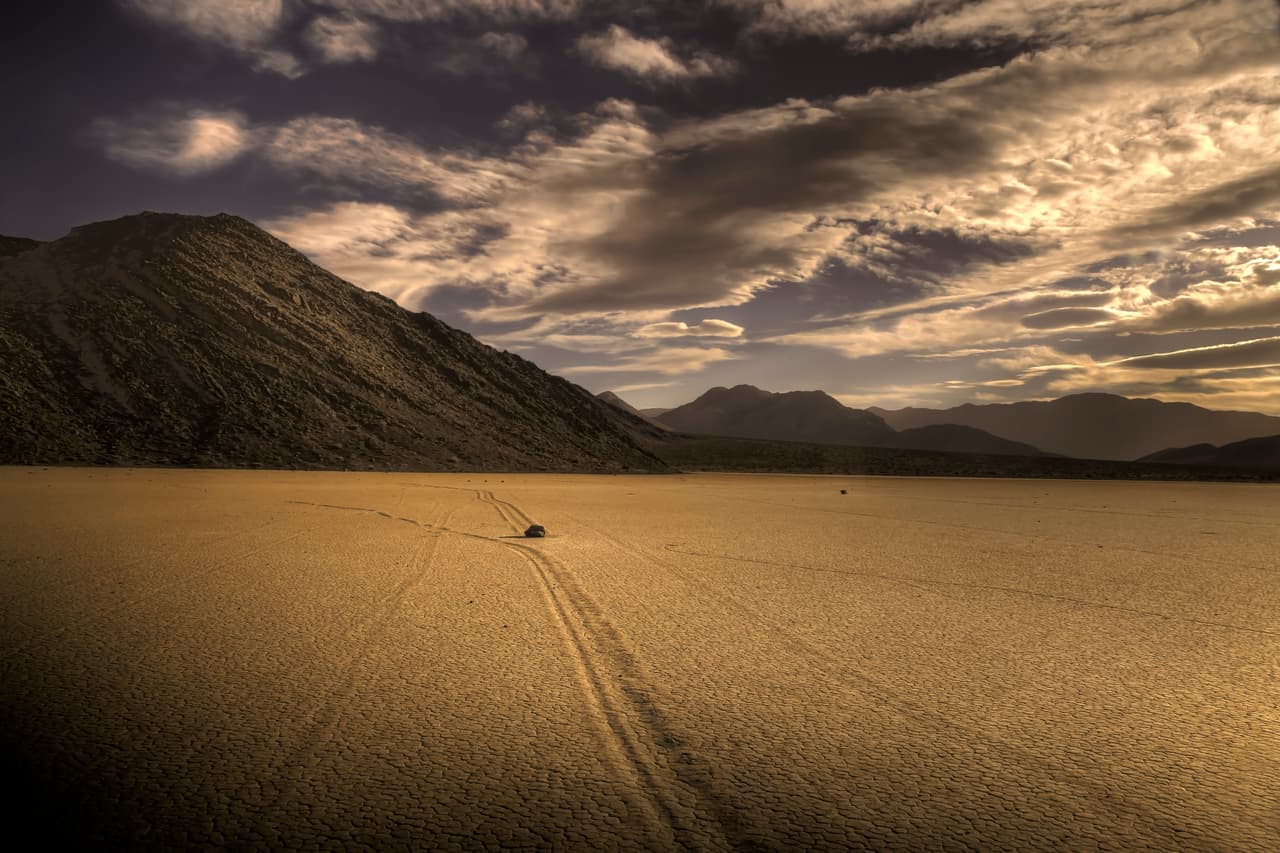 Según Ryan, Titus Canyon Road, California es el único camino en esta lista que no es una carretera real, sino un camino de tierra de un solo sentido que conduce al oeste fuera de Beatty, Nevada y hacia el Parque Nacional del Valle de la Muerte.