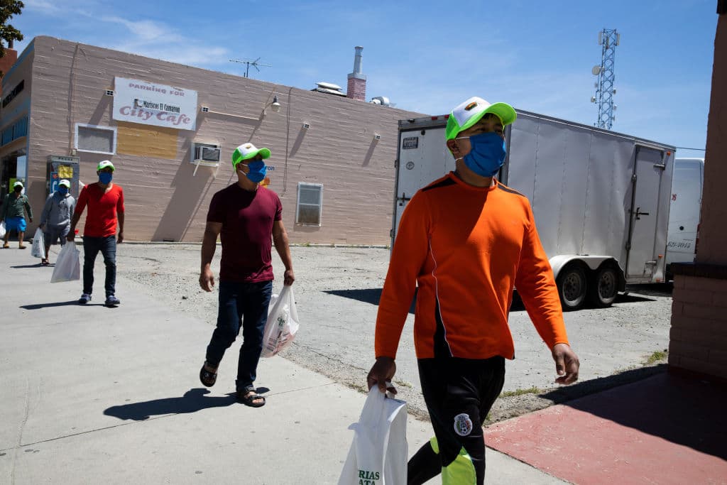 Mantener 6 pies de distancia entre usted y las personas que no viven en su hogar.
<br>