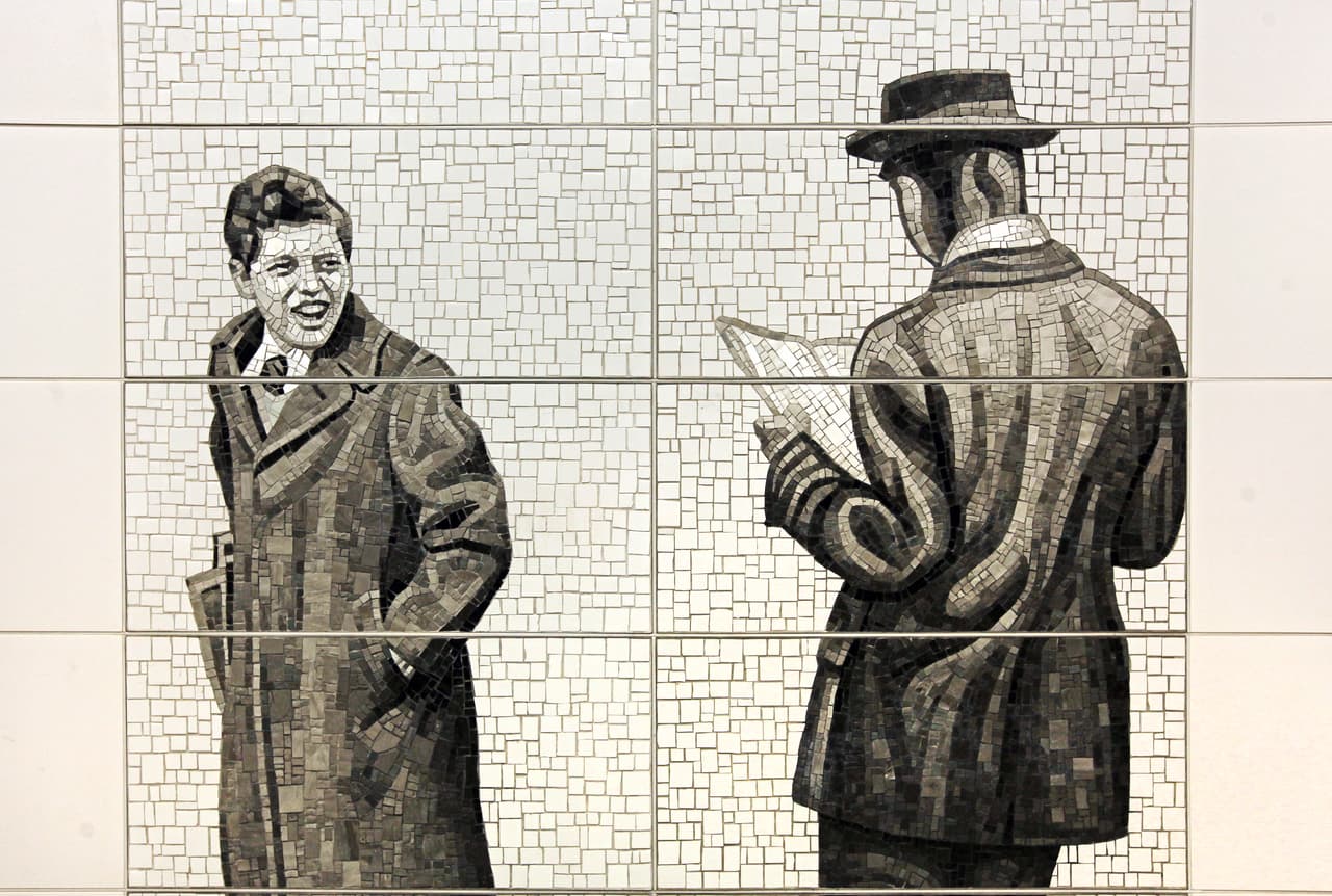 “Perfect Strangers”, de Vik Muniz, basada en fotos reales, rinde tributo a todas las personas con que uno podría toparse en el metro de Nueva York, incluyendo un aturdido hombre de negocios, chicos de la escuela con rostros aburridos y un felino peludo.