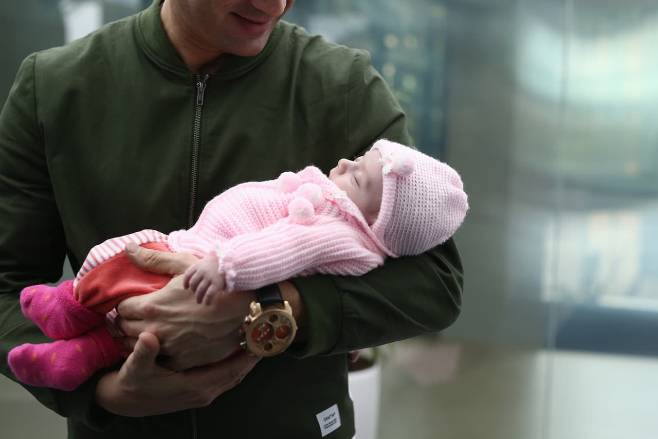 Establece que pueden dejar a un bebé ileso de hasta 60 días de nacido en cualquier hospital o estación de bomberos "sin hacer preguntas".