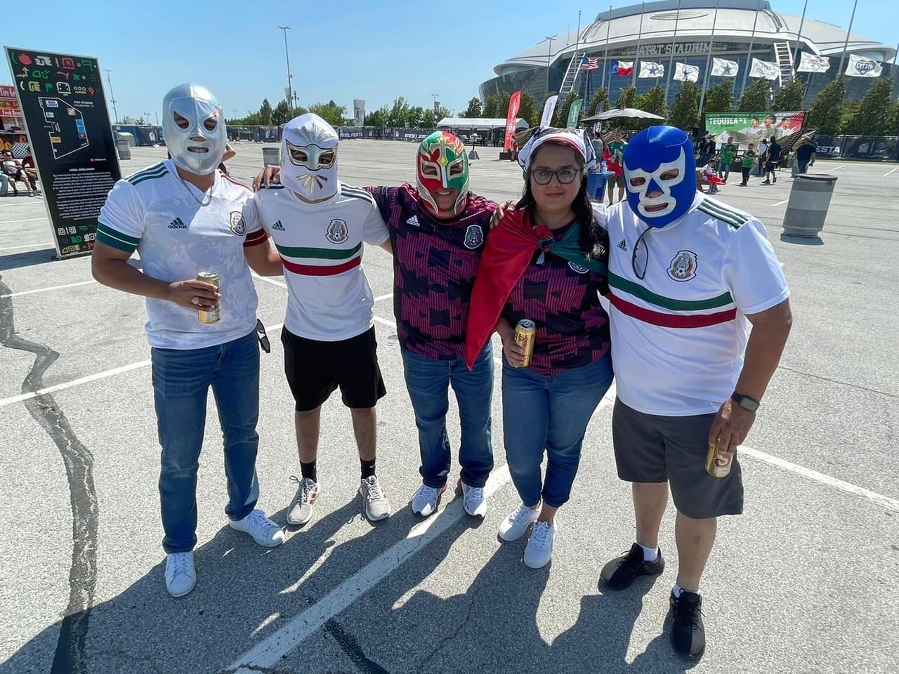 A pesar del calor, algunos aficionados llevaron máscaras de sus luchadores favoritos.