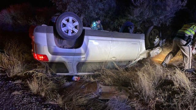 Debido al vasto y remoto desierto dentro del sector de Tucson, agentes respondieron a un caso de emergencia sobre la carretera 19. Un vehículo se volcó y fueron los agentes de la Patrulla Fronteriza los primeros en ayudar con servicio de emergencia, informó CBP.