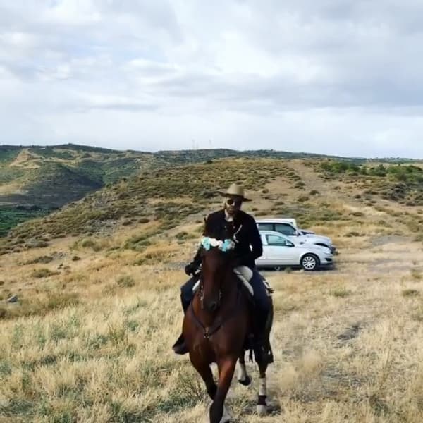 En esta festividad hay una cabalgata en honor a la Virgen y hasta los caballos van adornados.